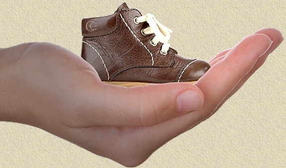 For sale: baby shoes, never worn. - Prodaju se: dječje cipelice, nikad nošene.