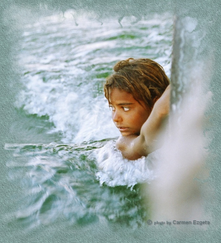 © 2005. photo by Carmen Ezgeta: Nubijska djevojčica uz bok broda na rijeci Nil - 2005. - Young Nubian Girl & The River Nile ( Aswan, Egypt ) - Africa - March, 2005