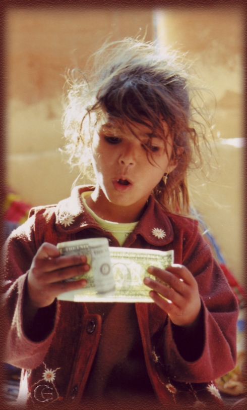 © 2005 photo by Carmen Ezgeta: Beduinska djevojčica, pustinja Sinai, Egipat, Azija, studeni 2005.; Young Bedouin Girl,  Sinai Desert, Egypt, Asia, November  2005